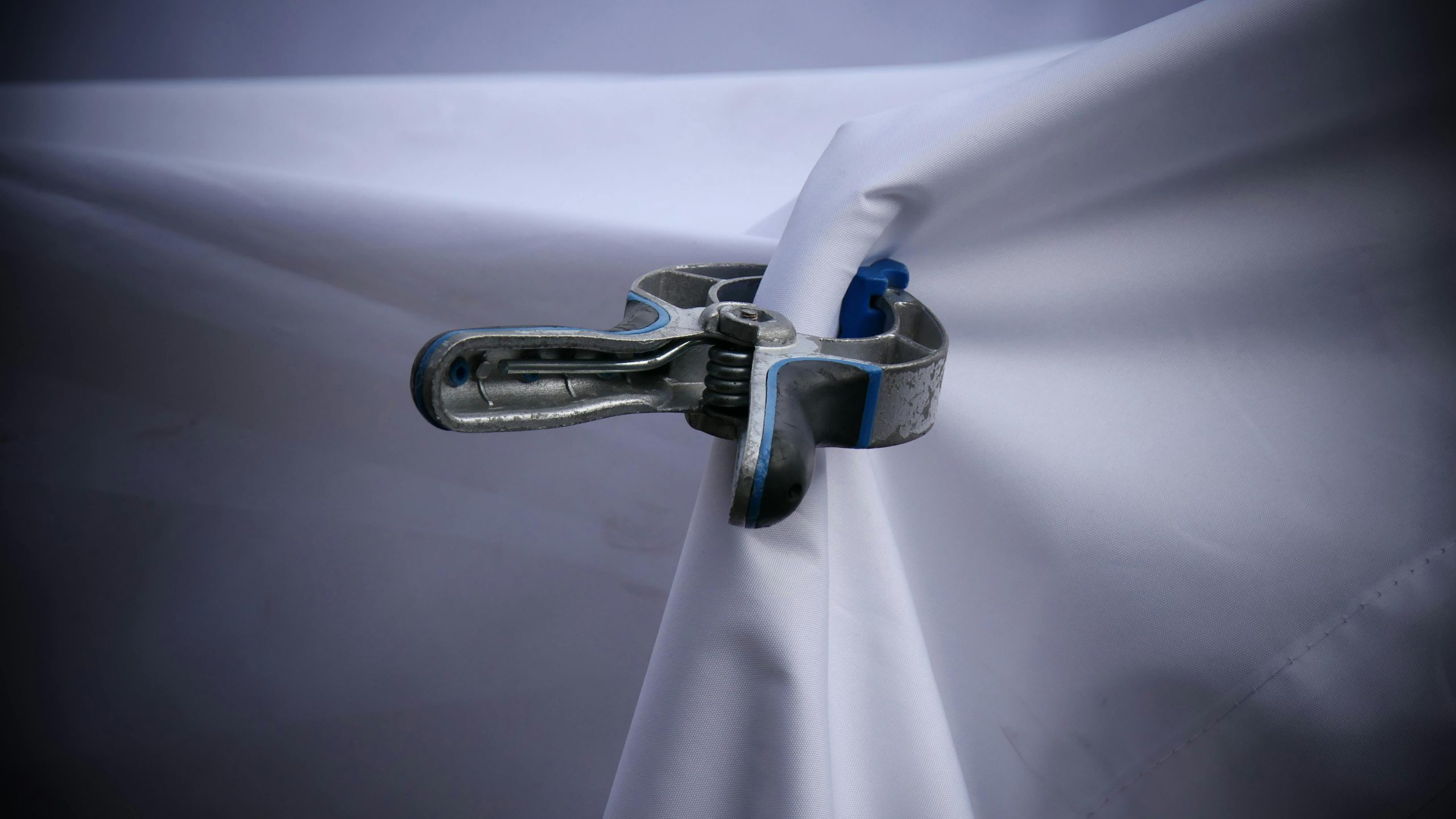 Faut-il entretenir un plafond tendu en entreprise ?