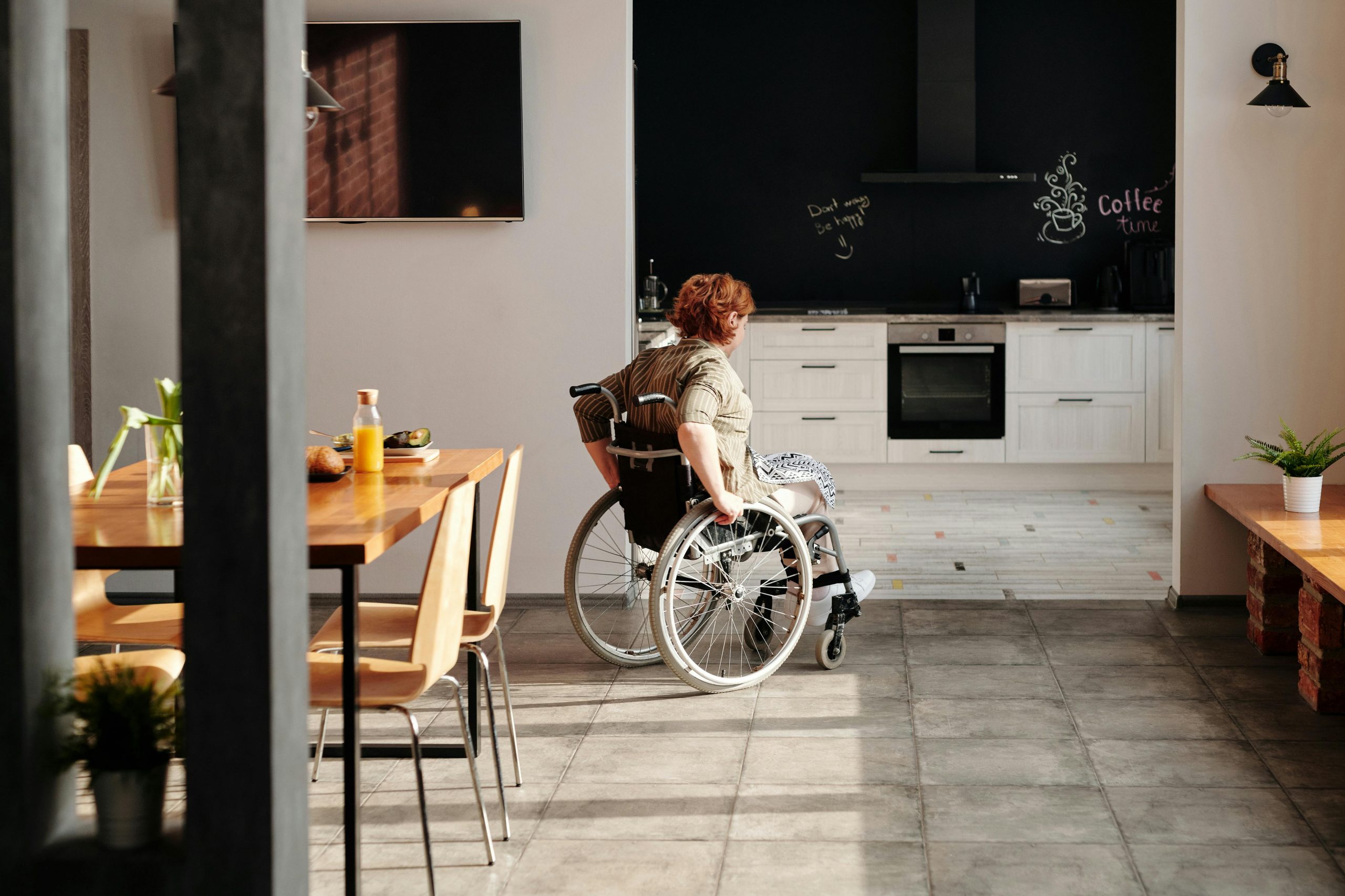 Adapter un logement pour une personne handicapée : les solutions connectées au service de l’autonomie